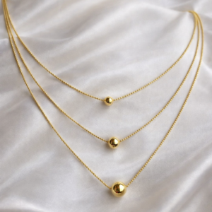 Colar Tres Correntes com Tres Bolas. Banhado a outro 18K. Semijoia Hipoalergênico